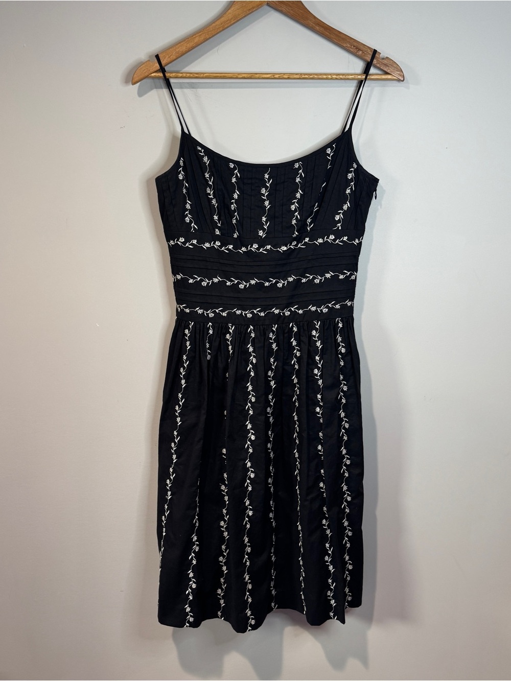 Ann Taylor Black & White Embroidered Fit & Flare Spaghetti Straps Dress Size 2